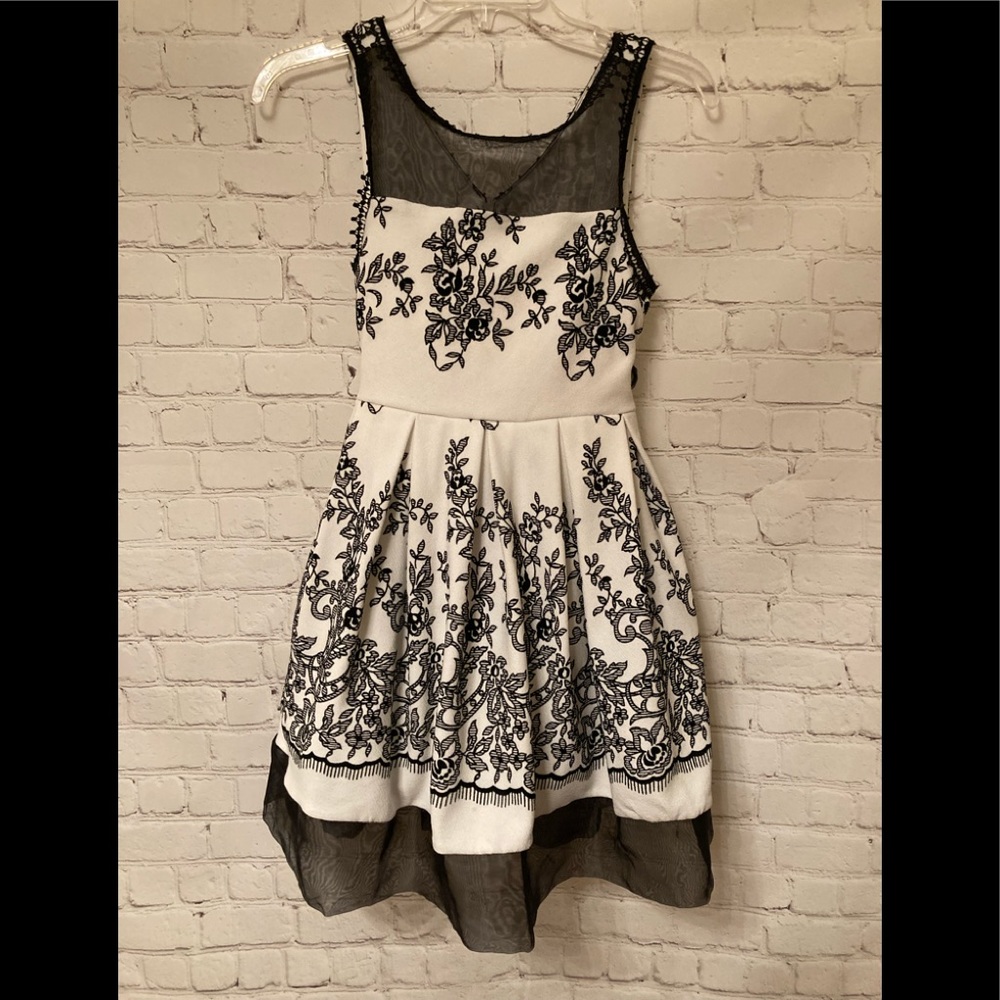 Black & white floral print Bonnie Jean Dress Juniors Size 12